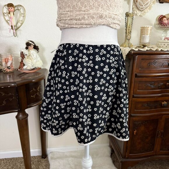 90's girly grunge black and white floral mini skirt - Picture 4 of 6